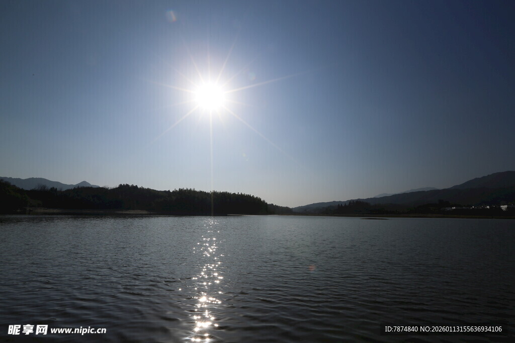 湖畔日出美景
