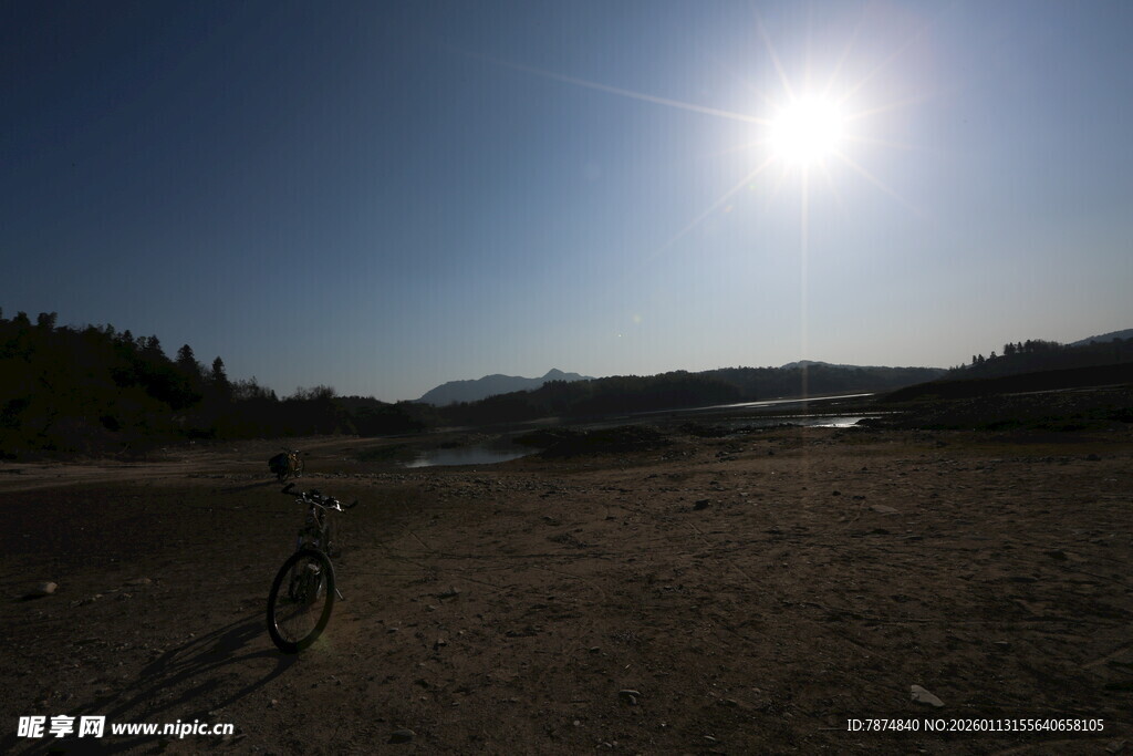 旷野上的耀眼阳光
