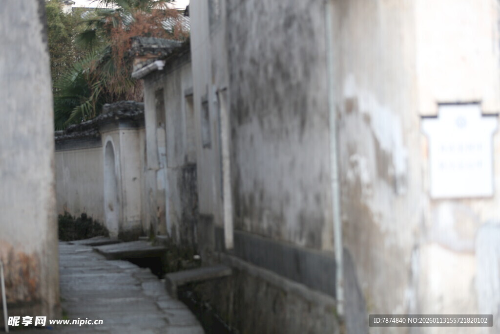 老旧小巷的斑驳墙面