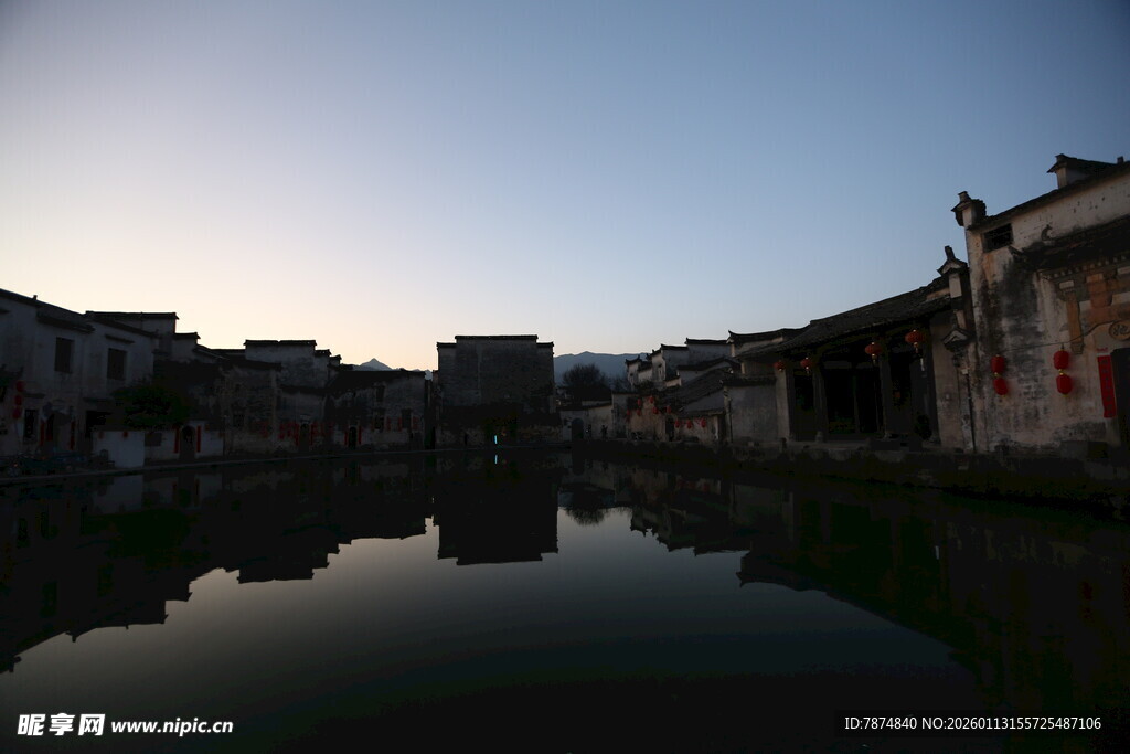 水乡暮色中的古朴建筑