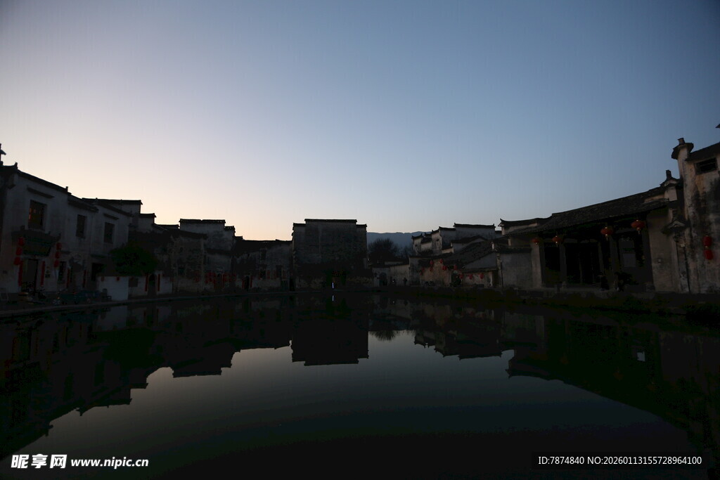 水乡暮色中的宁静倒影