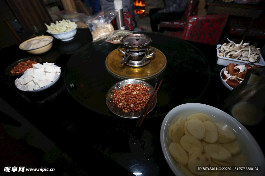 丰盛火锅食材摆桌