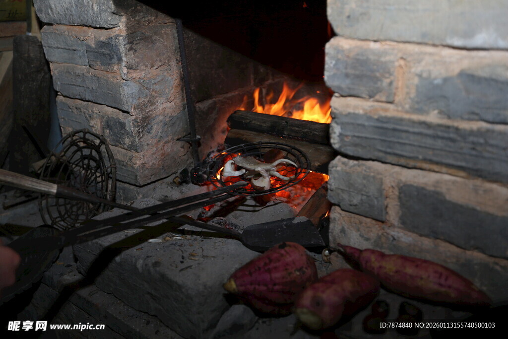 土灶生火烤红薯场景