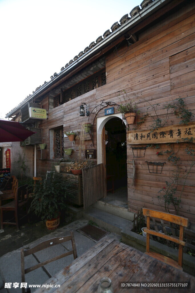 古朴木质小屋庭院景致