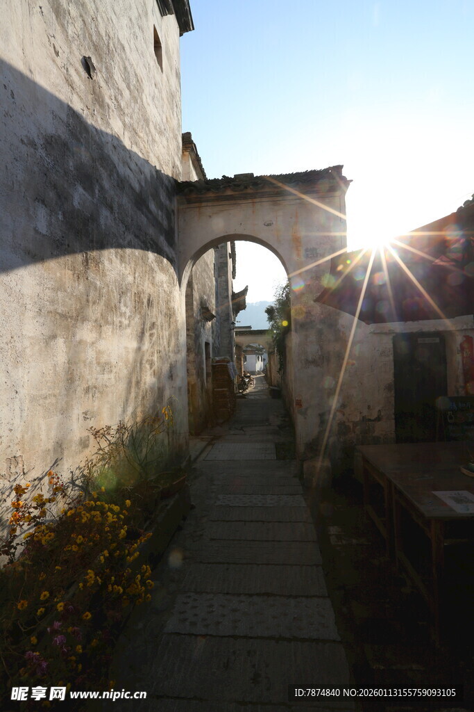 古巷晨光中的拱形门洞