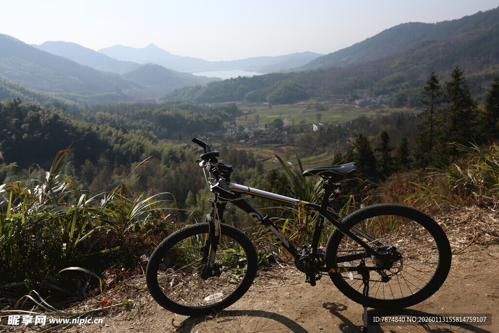 山地间的自行车骑行风景
