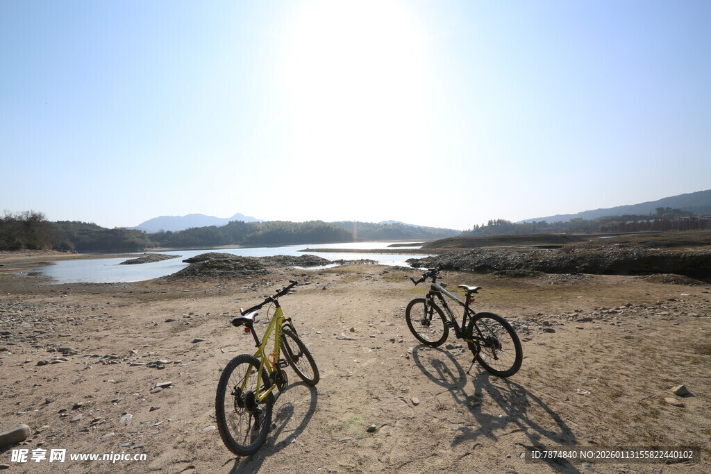 户外双车停于河畔风景处