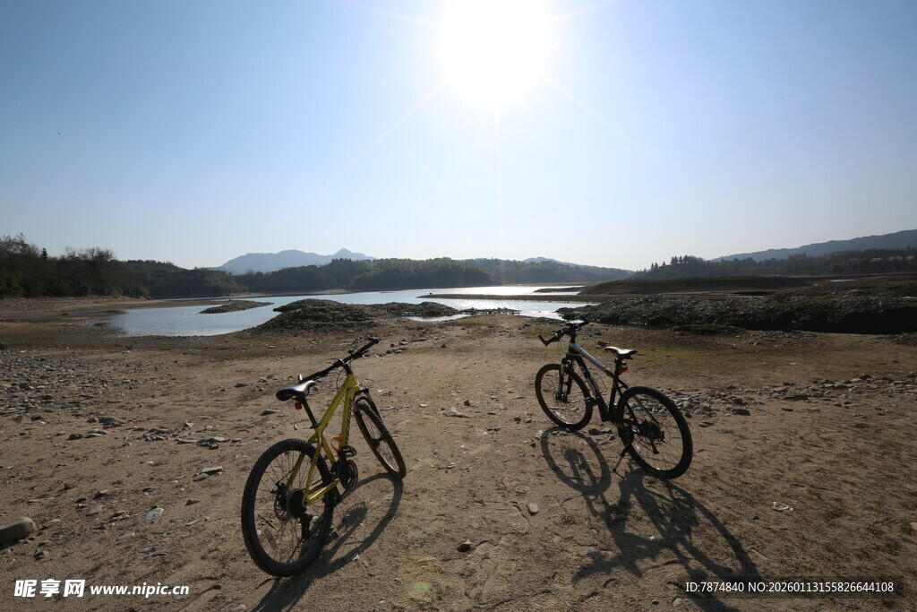 湖畔双车 静享自然时光