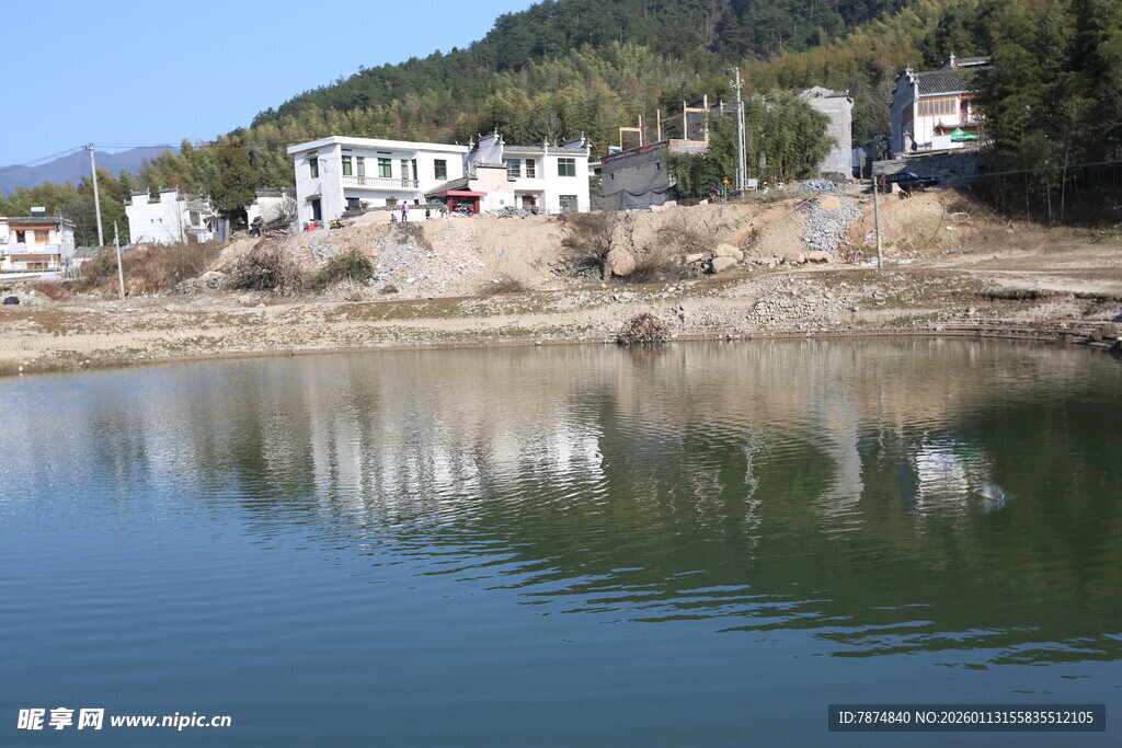 湖畔村庄美景
