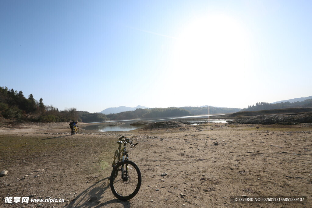 户外骑行的自行车与美景