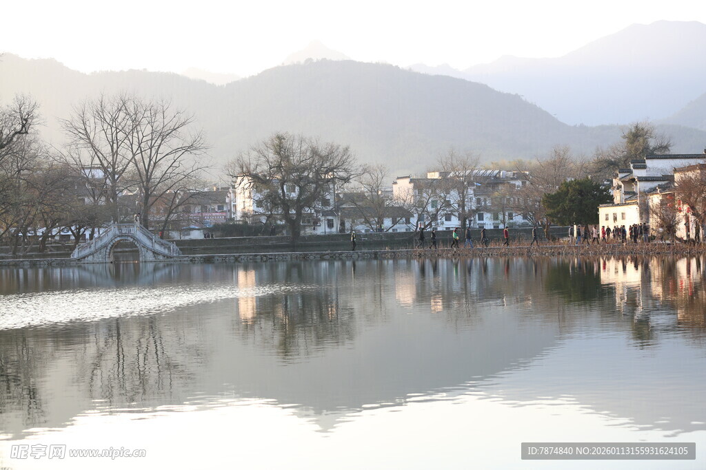 湖畔村落山水静谧倒影