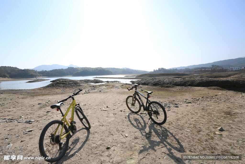 沙滩上的两辆自行车