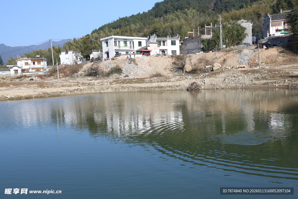 湖畔山村景致