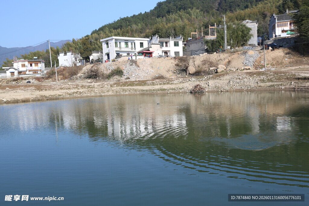 湖畔村庄美景