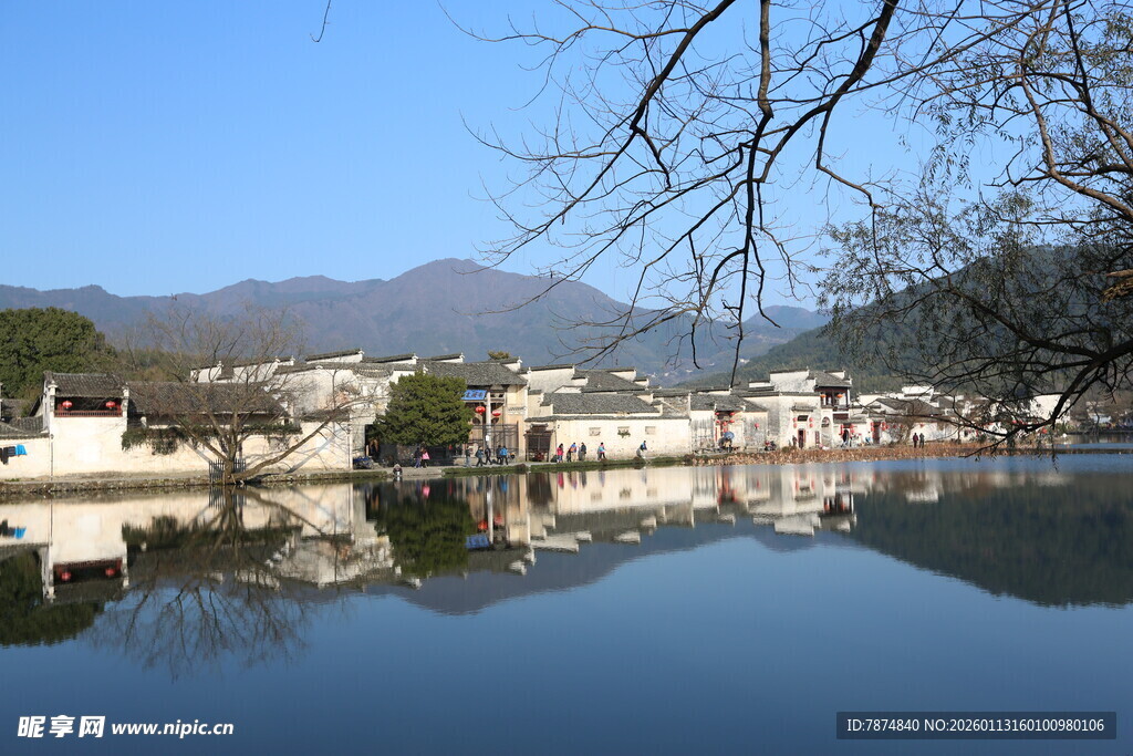 湖畔山村美景倒映