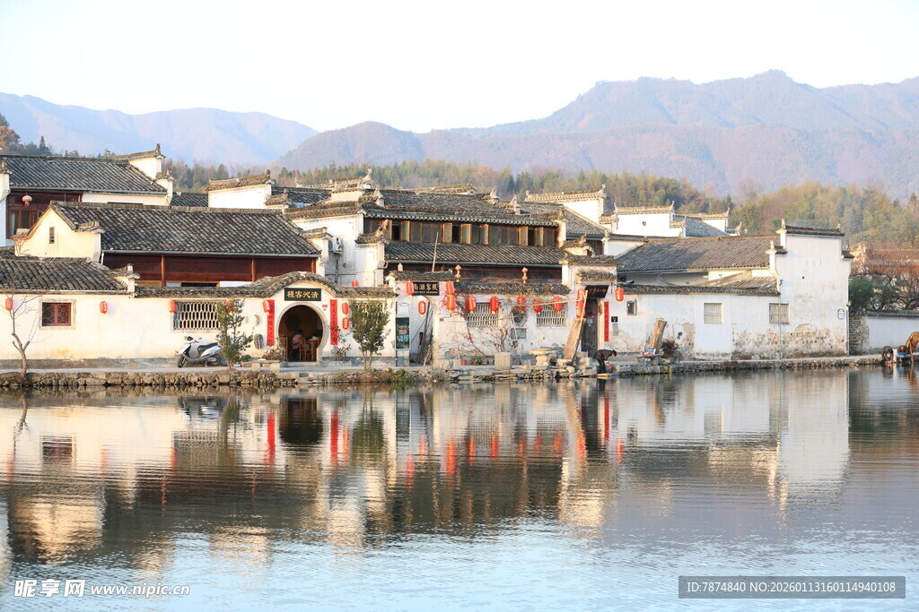 江南水乡古村落湖景倒影