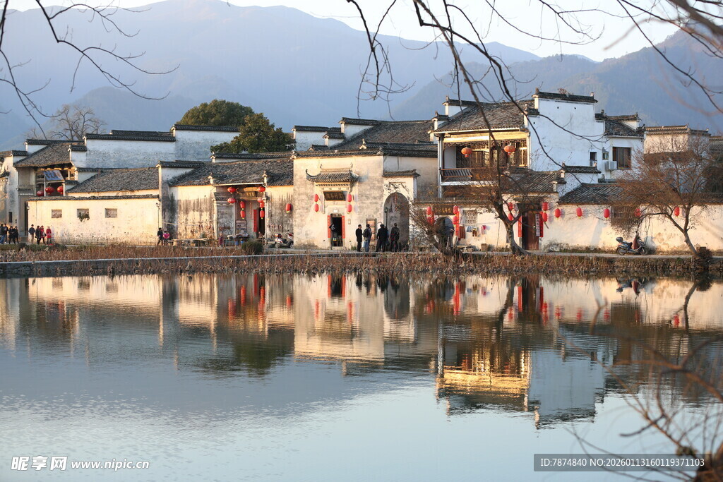 江南水乡古村落湖景倒影