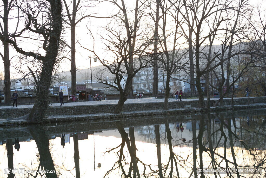 冬日河畔静谧倒影景象