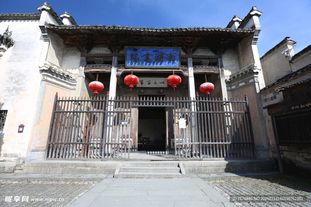 古旧中式门楼 红灯笼高悬