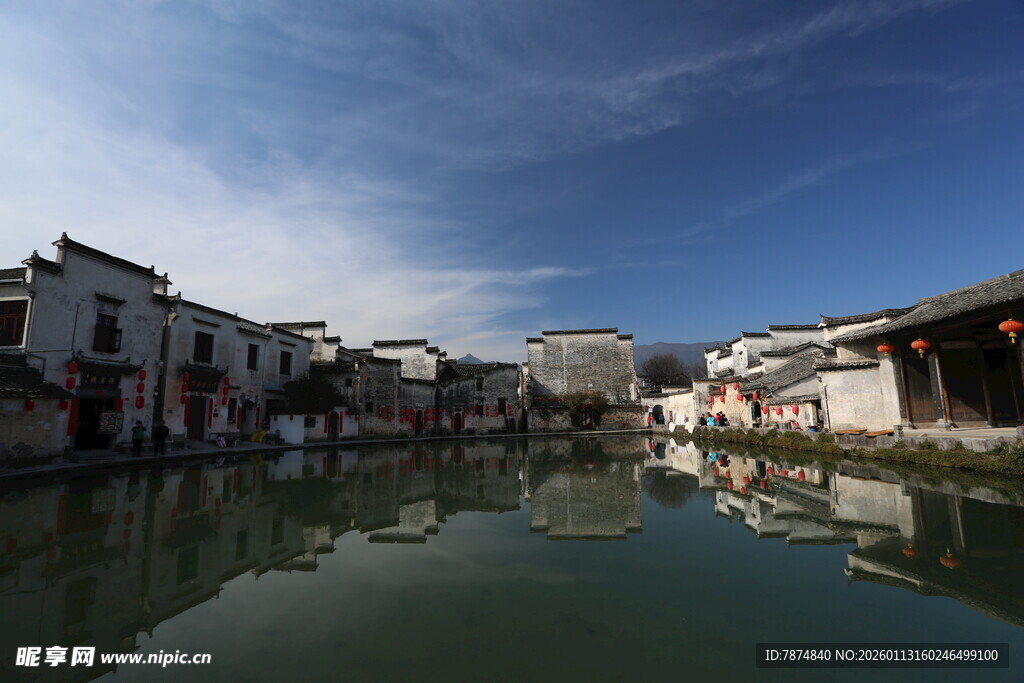 江南水乡静谧河道风光