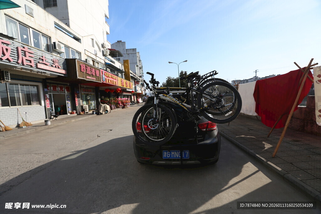 车尾载自行车的街道景象