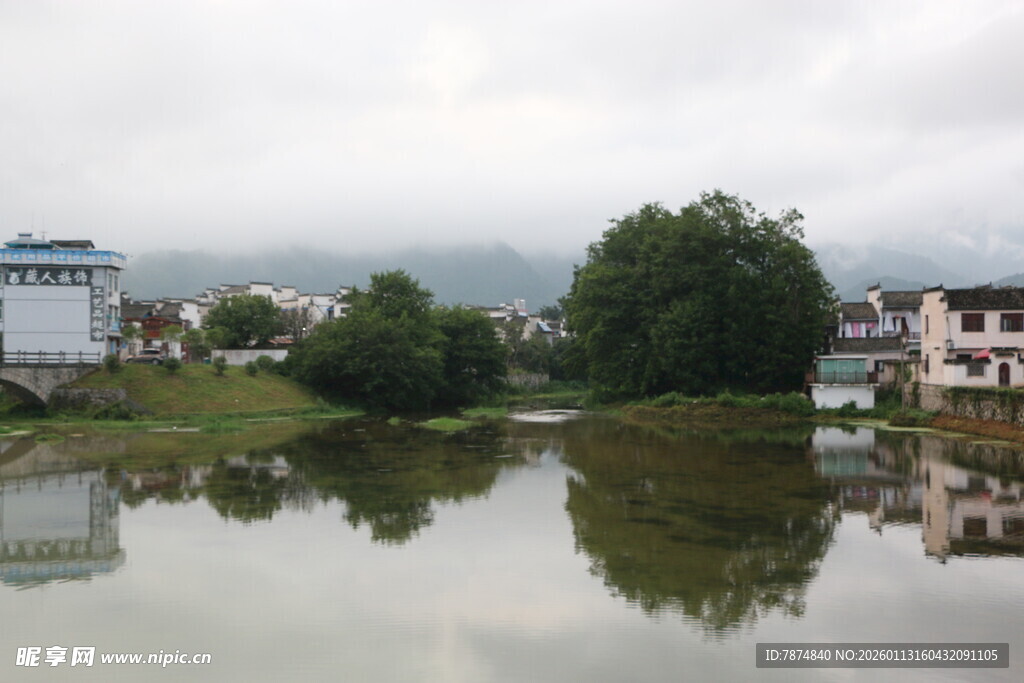 湖畔小镇风光 静谧如画