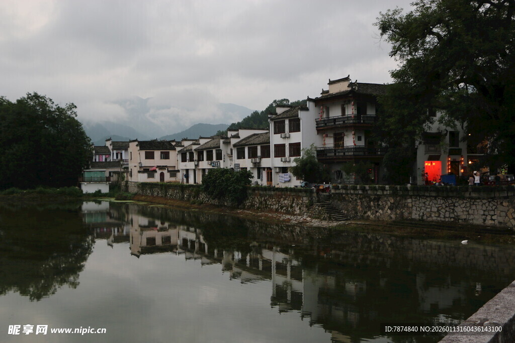 江南水乡静谧河畔景致