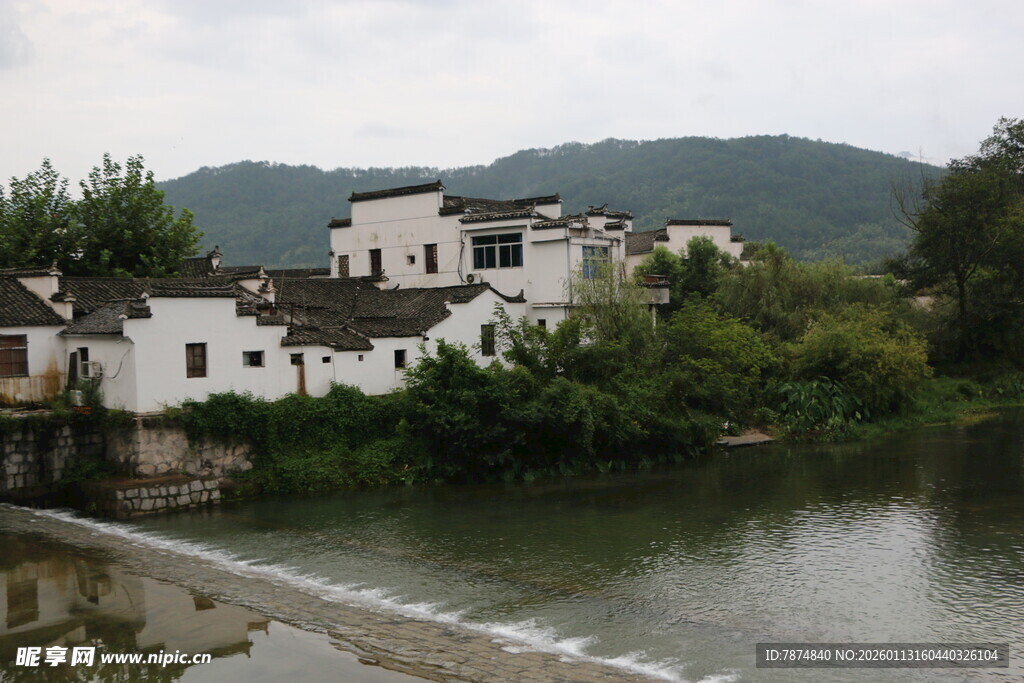 江南水乡河畔白墙民居