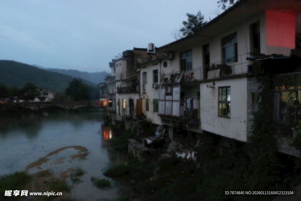 河畔民居夜景