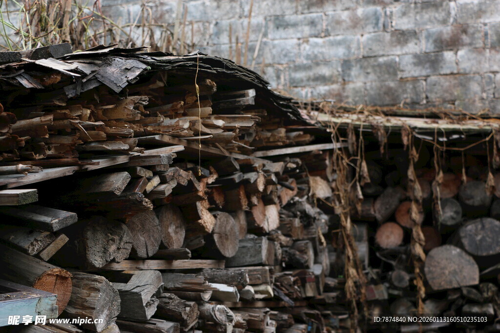 破旧杂乱的废品堆积场景