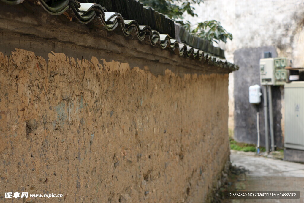 古朴小巷中的斑驳旧墙