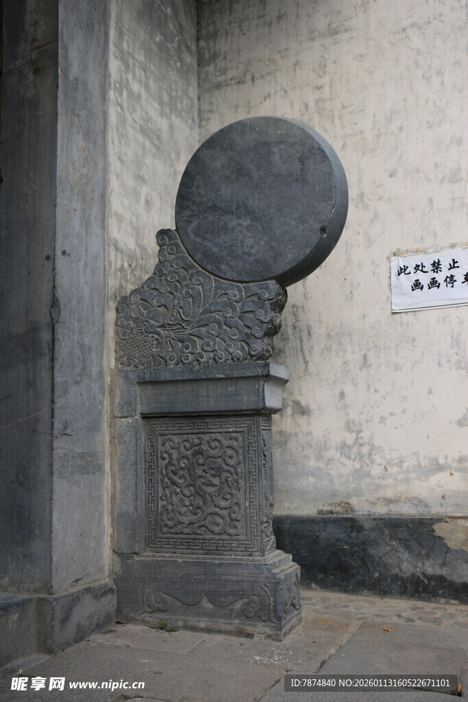 古老石构件 尽显岁月痕迹