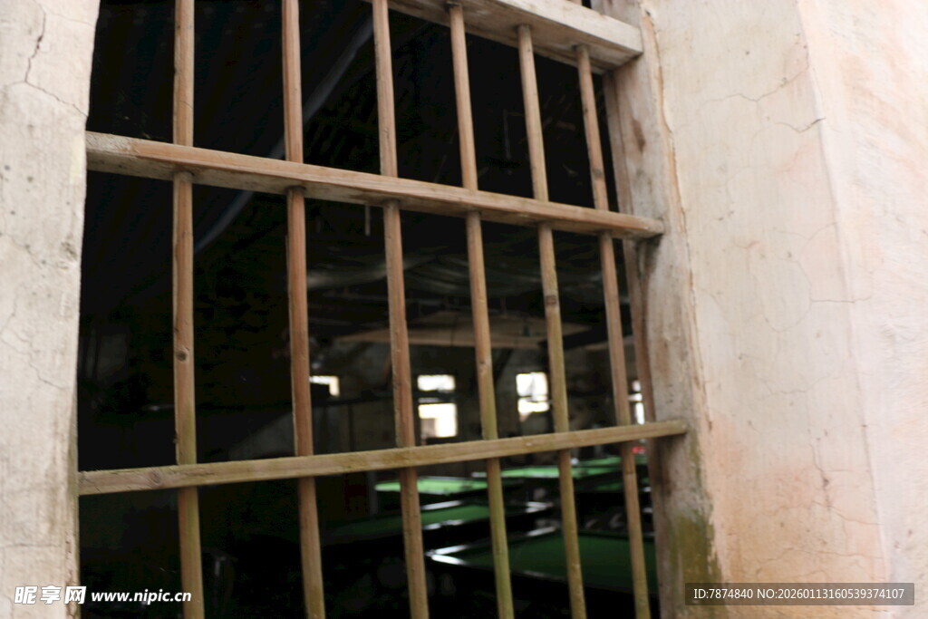 铁窗内的昏暗景象