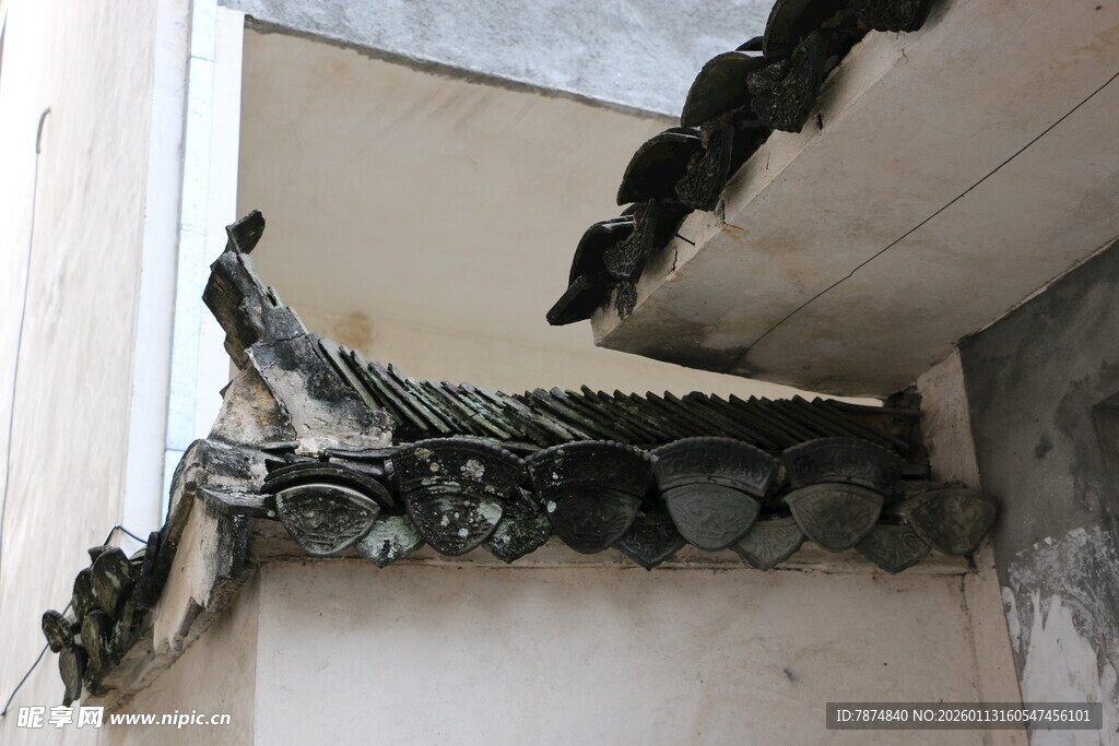 老旧建筑屋檐破损景象