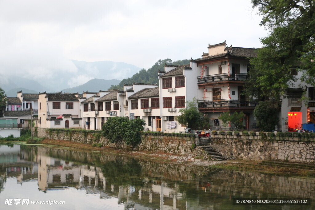 河畔古村景 宁静水乡韵