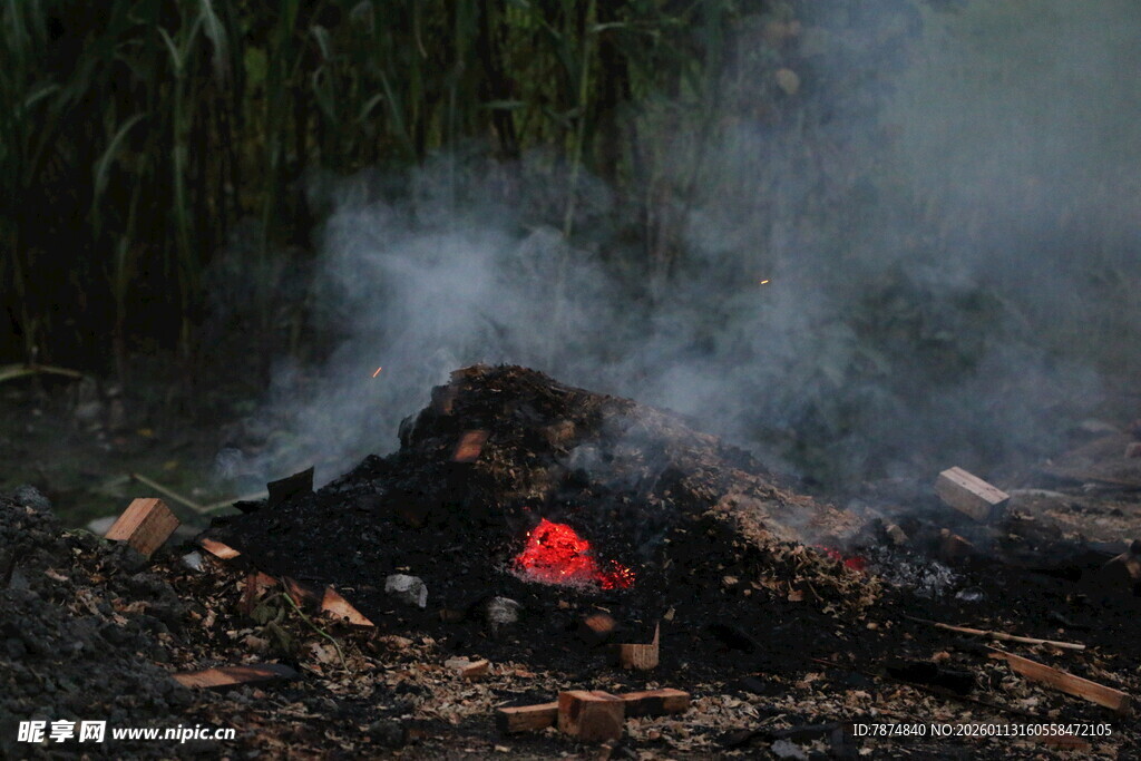 野外篝火堆 炽热燃烧中
