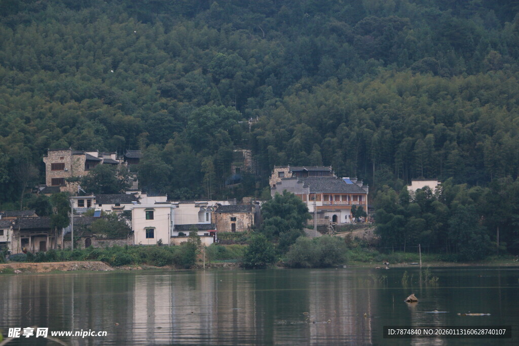 湖畔山村美景