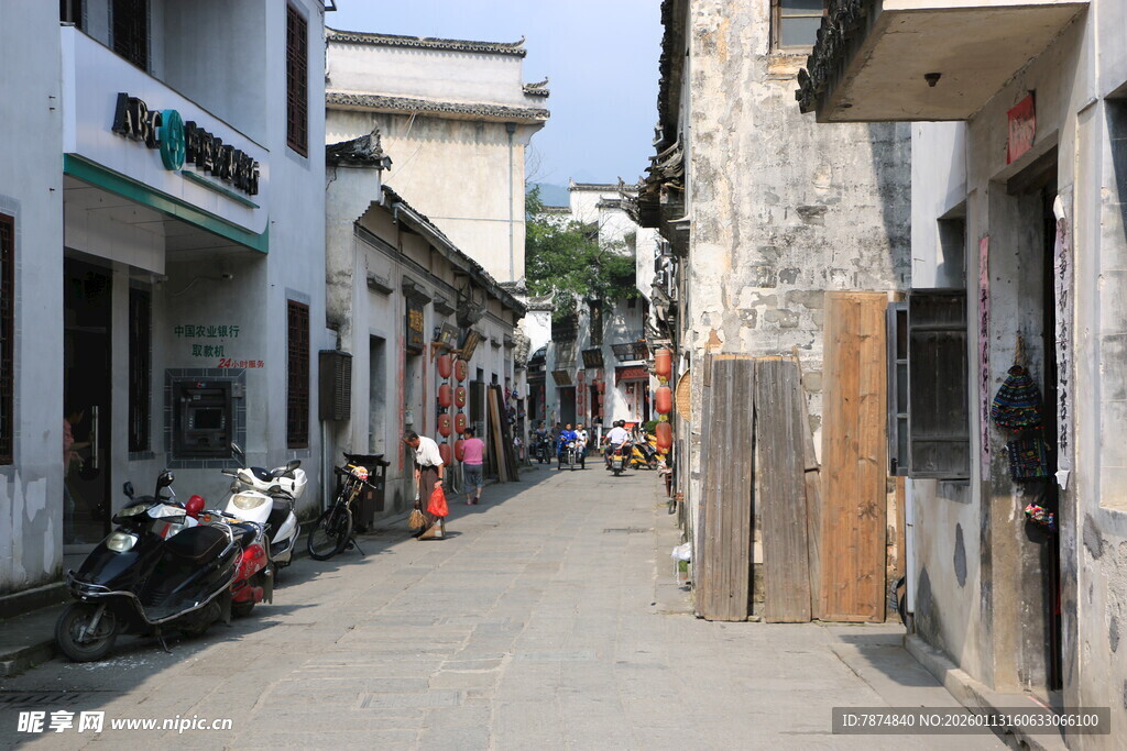 狭窄街道旁的店铺与车辆