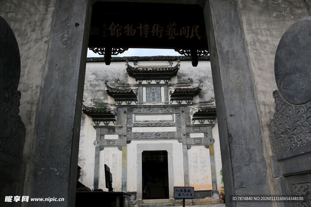 古宅门洞内的中式建筑景观