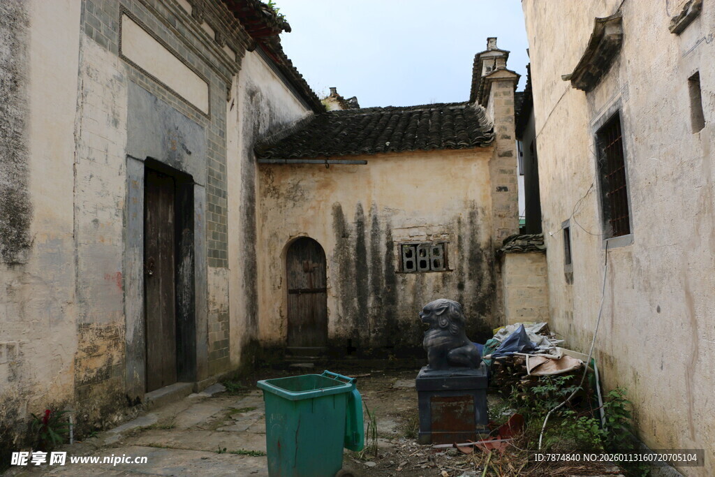 古旧小巷中的生活场景