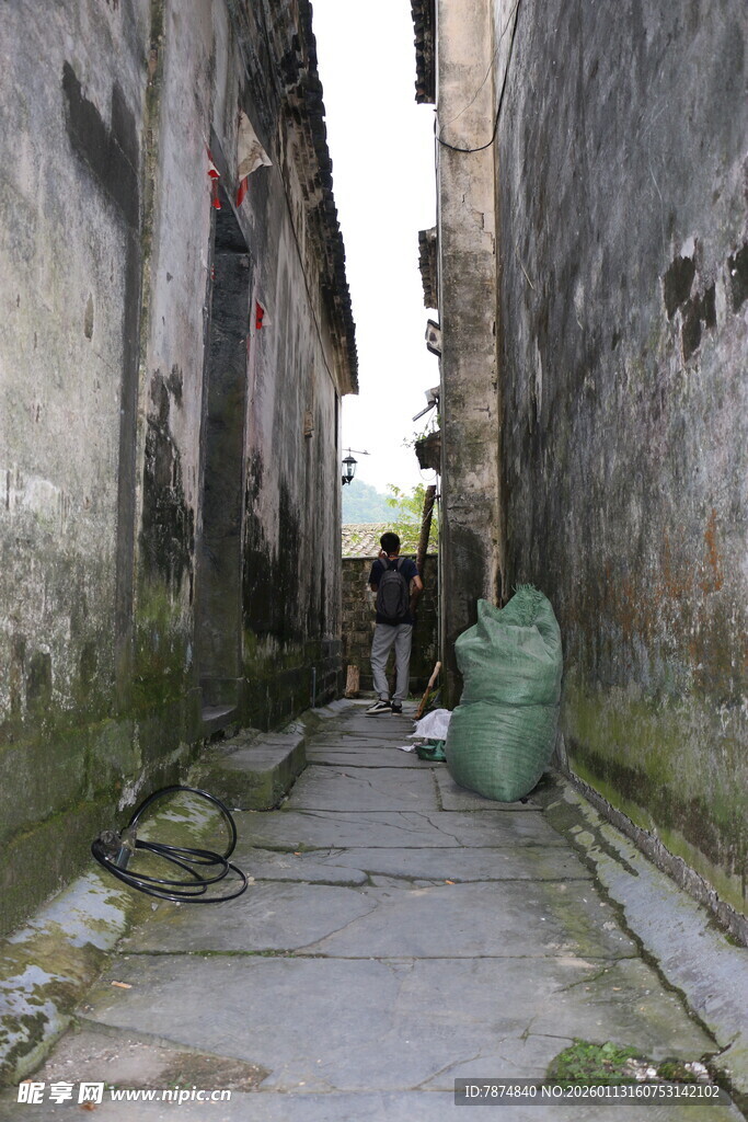 古老狭窄小巷的静谧景象