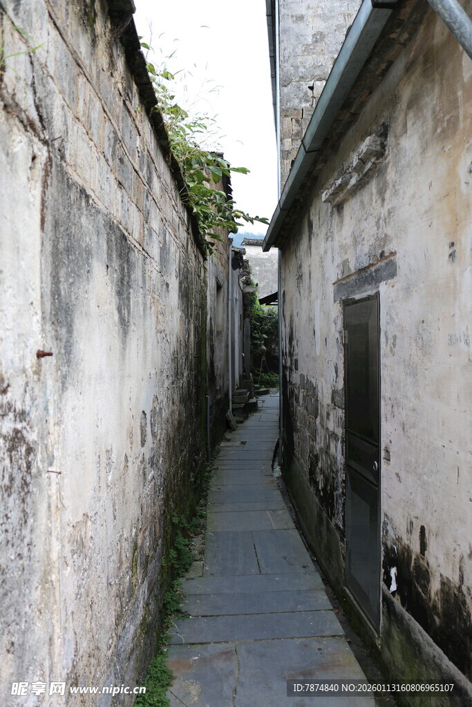 古老狭窄小巷 尽显岁月痕迹