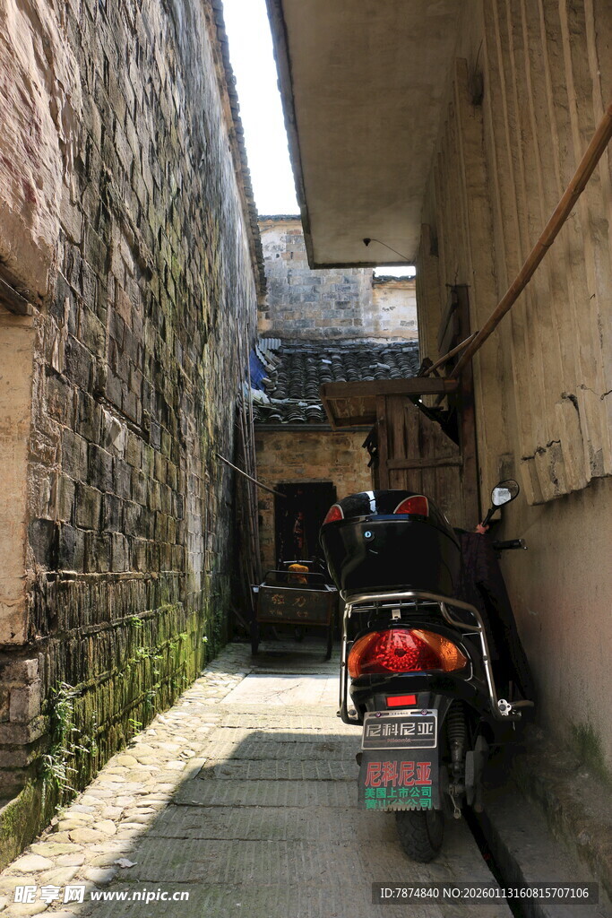 狭窄小巷中的停放摩托车