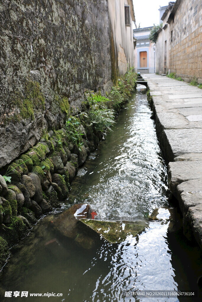 古巷旁的潺潺流水