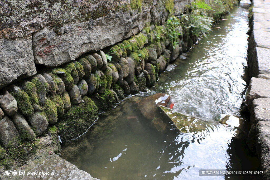 石缝间流淌的潺潺溪水