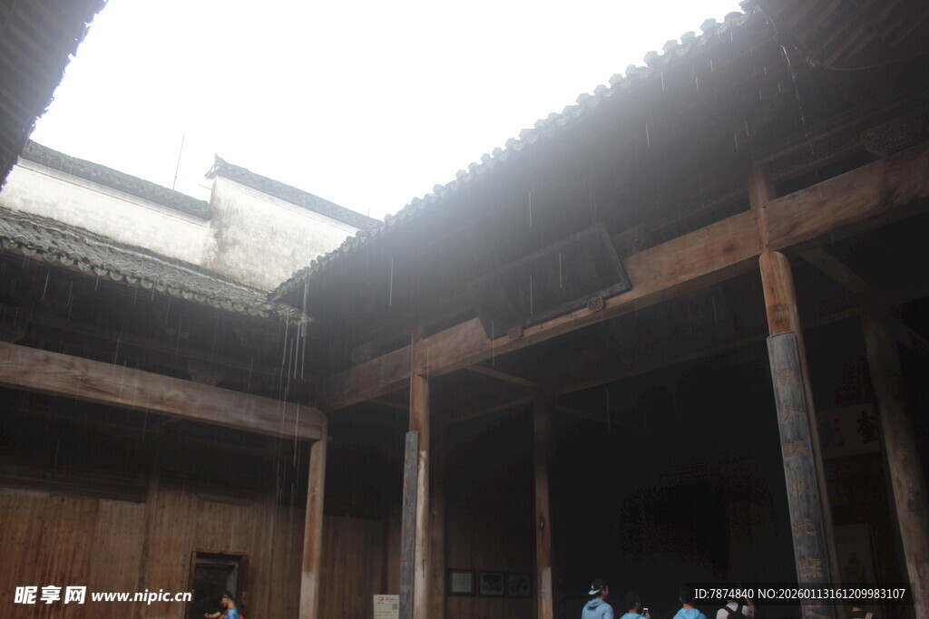 古建厅堂内部景象