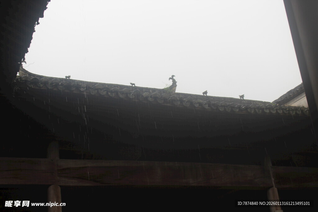 古屋檐下的朦胧景致