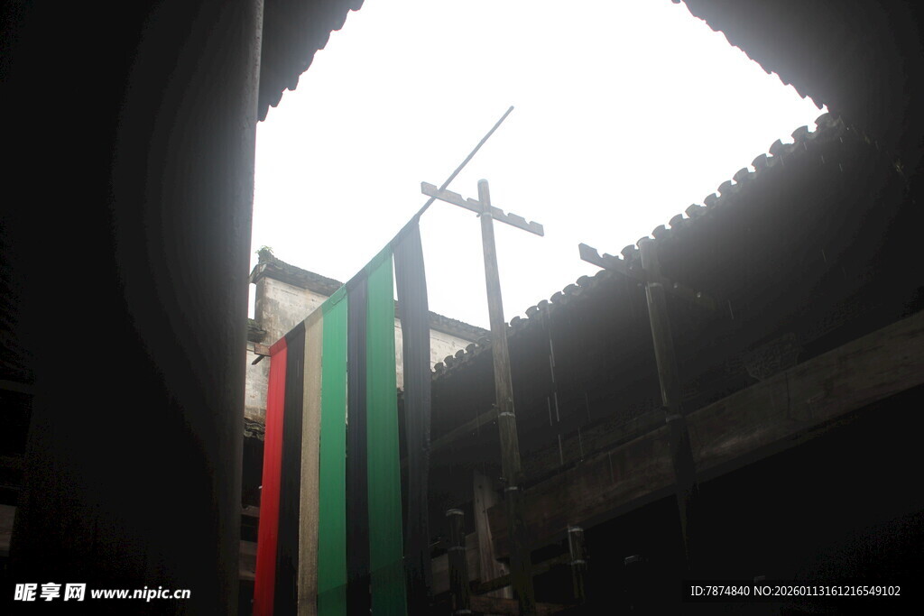 室内悬挂的彩色条纹装饰