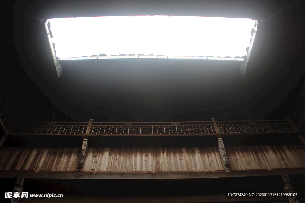 室内天窗下的木质结构