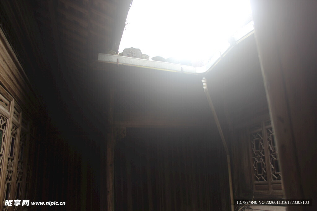 古建内仰望天空的景象
